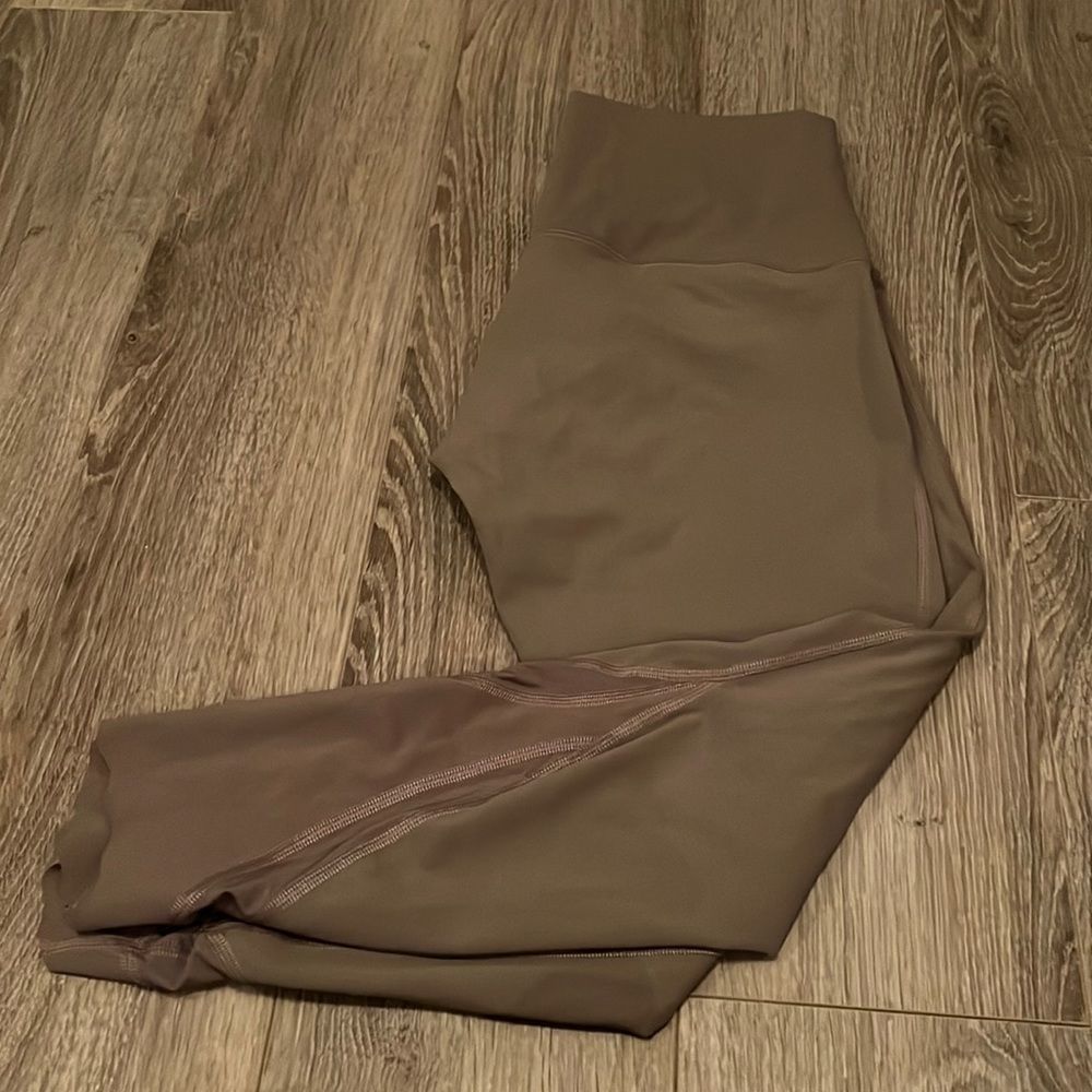 Like new lululemon crop leggings with mesh insert - purple/gray— size 6